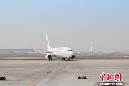 中新网天津3月27日电 (记者 张道正)一架在机头上特别装饰了9999纪念标识的波音公司737系列飞机27日平稳降落在天津滨海国际机场,这标志着奥凯航空成功接收波音公司737系列的第9999架飞机。至此,奥凯航空波音机队规模增至27架。 该架飞机的机型为737-800,机身号为B-1228,是波音公司737系列的第9999架飞机,于美国时间3月23日正式交付奥凯航空,3月24日从美国西雅图波音机场起飞,途经夏威夷、塞班两地,于3月27日准时抵达天津滨海国际机场。 737系列飞机是波音公司最成功的机型之一