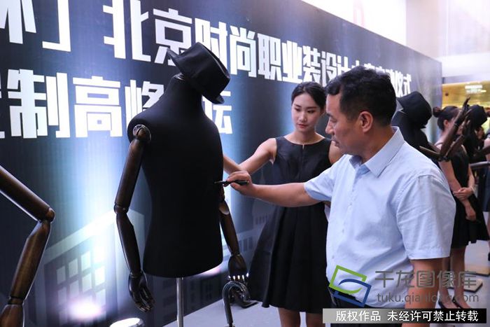 2018北京时装周开端 聚焦职业装文化 展示服装
