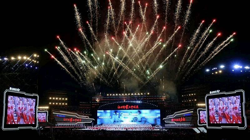 《中国经济周刊》记者 周琦 实习生 伍素文 珠海报道 5月16日,广东珠海,新时代·让世界爱上中国造————格力2018再启航梦想盛典晚会现场。 最近网上闹得很厉害,说快换届了,董明珠到底退不退休?退休是一个自然规律,但是我认为我今天还很年轻。虽然我已经60多岁,但是我的心像25岁一样。格力电器董事长董明珠的一番话,使容纳了3万人的珠海体育场瞬间沸腾起来。 随后,珠海市委书记郭永航在致辞中说道:祝愿‘年轻的’董明珠