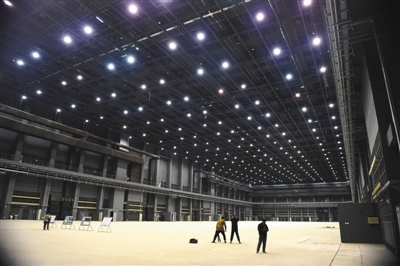 青岛万达影视产业园规划了52个高科技摄影棚,已建成30个.