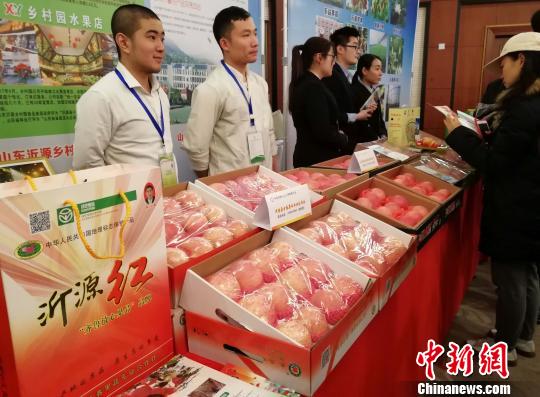 山东沂源推出“私人定制”苹果 可扫码看祝福