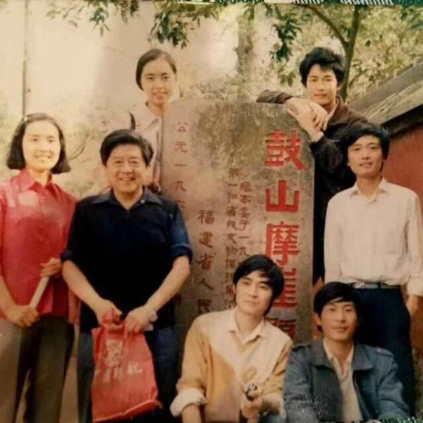 1958年6月,黄敞夫妇在取得在美永久居留权,获准离开美国本土之后,随即开始实施他们的环球旅行计划。 两人经英国、法国、瑞士、荷兰、西德、意大利、希腊、埃及、印度、泰国、卢森堡等国,于1958年11月到达香港,1959年3月回到北京。黄敞随后被安排在在北京大学、中国科学院计算技术研究所任职任教。 中科院院士、龙芯物理设计师黄令仪在一篇文章中记录了初见黄敞的情景—— 1962年10月按应届毕业生分配到了中科院计算所二室101组(固体电路组)工作。一进实验室,四壁空空,只看见一个年