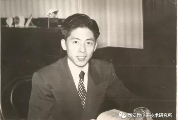 1958年6月,黄敞夫妇在取得在美永久居留权,获准离开美国本土之后,随即开始实施他们的环球旅行计划。 两人经英国、法国、瑞士、荷兰、西德、意大利、希腊、埃及、印度、泰国、卢森堡等国,于1958年11月到达香港,1959年3月回到北京。黄敞随后被安排在在北京大学、中国科学院计算技术研究所任职任教。 中科院院士、龙芯物理设计师黄令仪在一篇文章中记录了初见黄敞的情景—— 1962年10月按应届毕业生分配到了中科院计算所二室101组(固体电路组)工作。一进实验室,四壁空空,只看见一个年