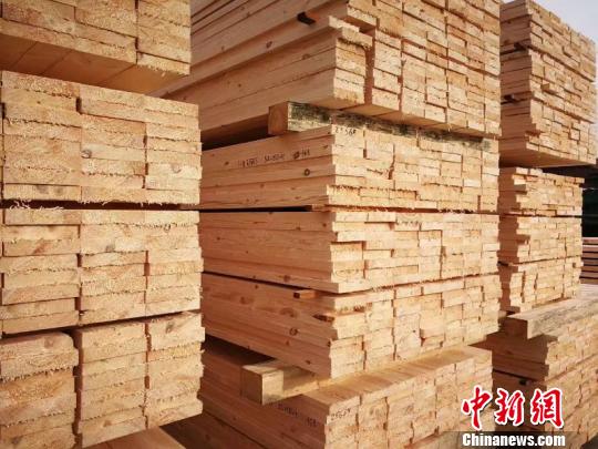 俄罗斯进口木材定制班列抵达成都
