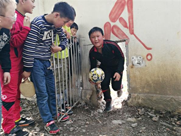 绵阳偏远乡镇小学足球队获全国亚军,小队员几