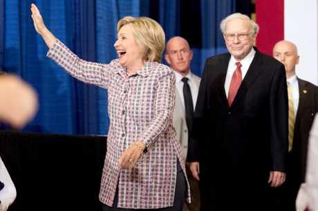 股神巴菲特力挺希拉里 挑战特朗普一起晒税单