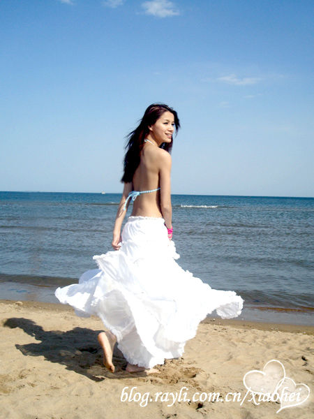 瑞丽名模小黑助阵金山展台与玩家互动