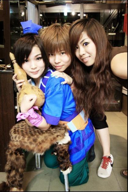 《梦幻西游》反串版剑侠客现西安街头_05新版