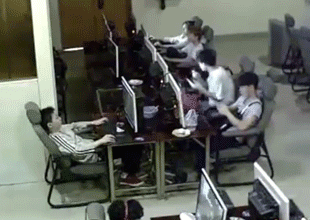 18岁男生网吧内玩手机触电身亡 周围人冷眼旁观
