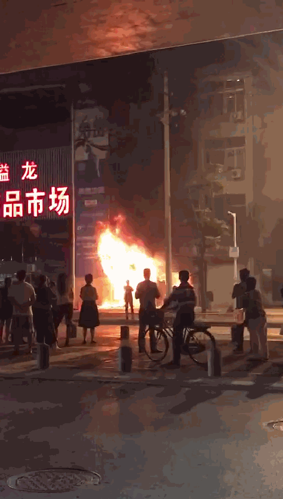 晚8时30分楚天都市报记者赶到现场时火已被扑灭,消防官兵还在清理废墟,三间门店烧毁严重。据了解,起火时商户已关门下班,店内无人。消防官兵称店内没有发现煤气坛,可能是被烧毁的汽车用品导致爆响。 目前火灾原因正在调查中。