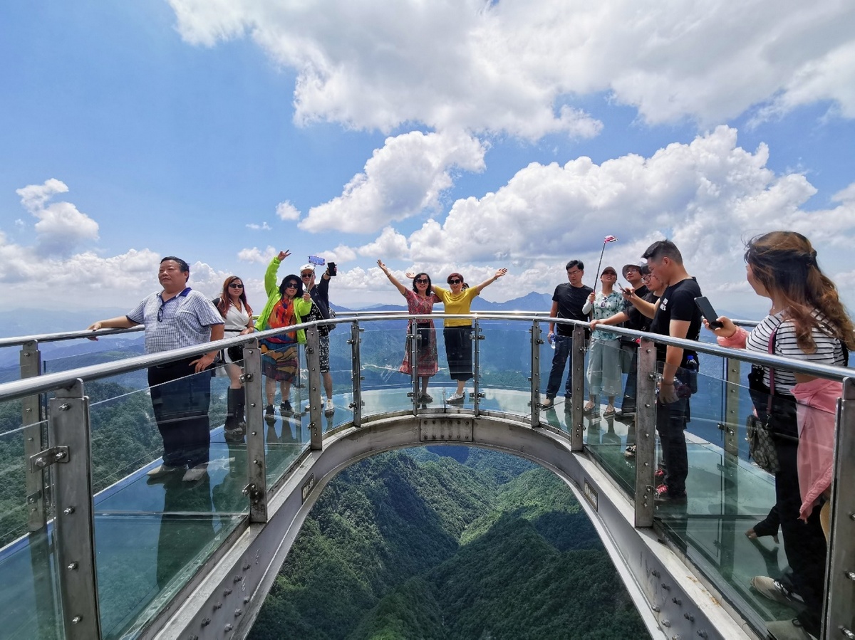 首届明堂山高空体验节开幕式暨玻璃桥发布会圆满举行