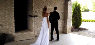 新郎第一次见到盛装打扮的新娘时的表情变化 .