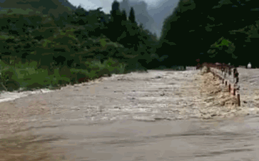 附近溪水暴涨淹没道路
