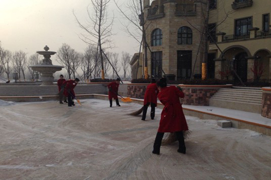 佳兆业营口龙湾物业服务中心为业主清扫便利之