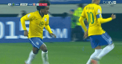 在中场左侧,内马尔断球之后试图发动反击,在他身前有两名秘鲁球员封堵