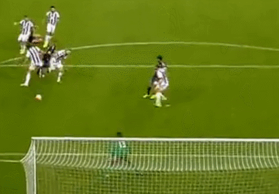 精彩回放: 第5分钟,科斯塔禁区左侧强行转身抽射,皮球稍稍偏出球门远