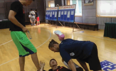 效力北京男篮的后卫孙悦和广东男篮主帅杜锋都跟随球队一起来到了成都