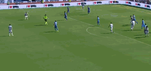 妙传,赫迪拉反越位禁区左肋胸停球后转身扫射被斯科鲁普斯基封出底线