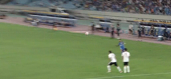 gif-特谢拉开任意球 塞恩斯布里头球攻门破网