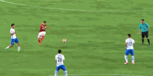 这时似乎有队友在指责黄博文的处理方式,黄博文也朝着队友大声争吵.