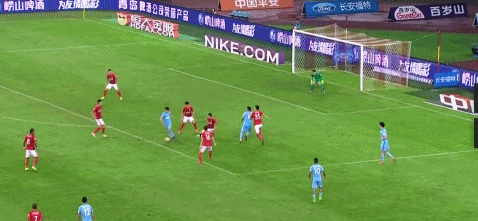 gif-马丁内斯打门曾诚扑出 裁判纠错改判越位