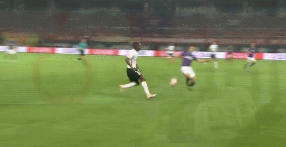 慢动作显示,潘喜明先铲到了皮球,但也将恐谐 河北1-0闪击泰达紧追