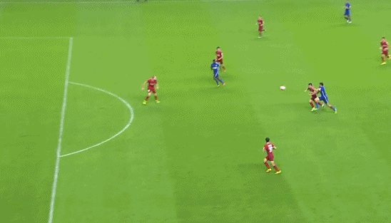 第22分钟,申花后场长传送到前场,禁区前沿力帆后卫和马丁斯争顶时