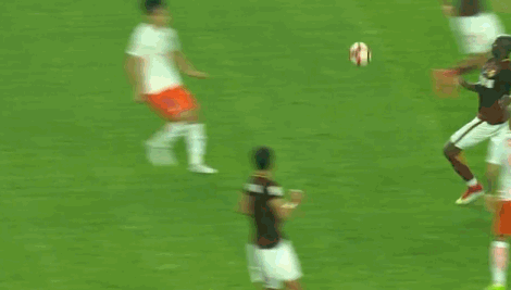 gif-佩莱突入禁区射门被封堵 姆比亚犯规染黄