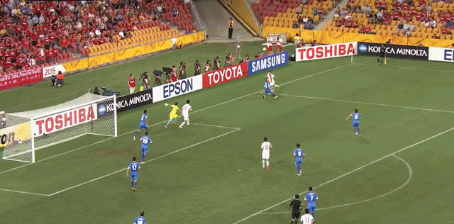 在国足排出的首发阵容中,上届亚洲杯对阵乌兹别克有过进球的 蒿俊闵