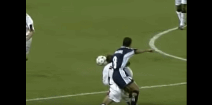 他被西蒙尼撞到,狡猾的西蒙尼还狠狠压了下小贝