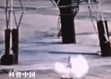 根据设想,在起飞阶段,每秒引爆一颗100吨tnt当量的小型原子弹,当火箭