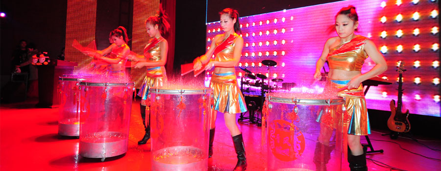 <em>女子水鼓</em>表演