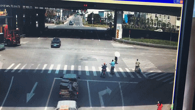 宁波一奥迪闯红灯被半挂车撞惨 9秒惊险视频曝光