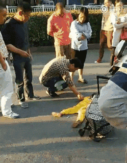 杭州街头女子一脚踹在孩子身上 路人看不下去了