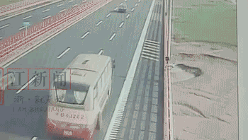 跨海大桥上出现惊险场景 大巴车开着开着轮子飞了