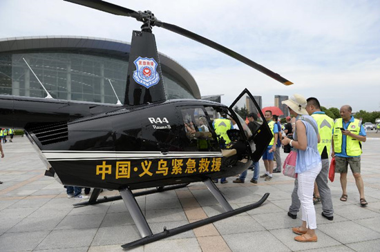 图为7月19日,在义乌市民间紧急救援协会启动仪式上,人们参观展示的直升机