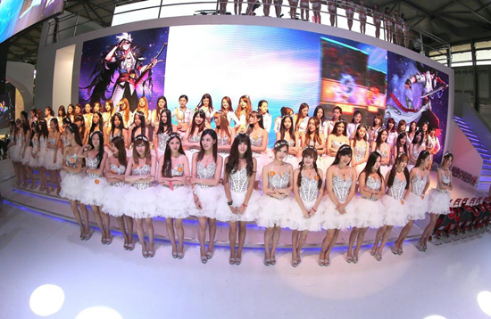 图为8月3日,上海2014ChinaJoy活动现场,上百名ShowGirl登台亮相