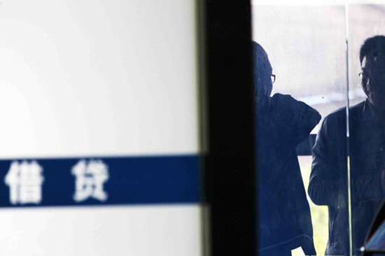 在网上借钱给陌生人能获得比存款更多的收益,对于缺乏投资渠道的中国人来说,这是机会也是风险