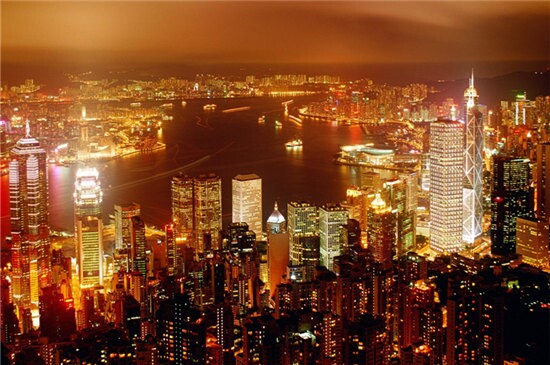 香港是仅次于伦敦和纽约的全球第三大金融中心。图为香港繁华的夜景