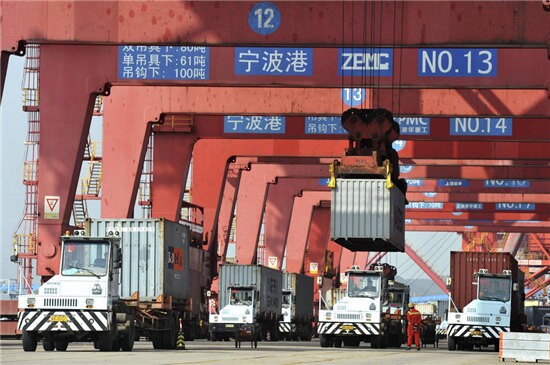 宁波港口集装箱吞吐量超去年总量，增幅近12%。图为宁波港口正在进行货物卸装