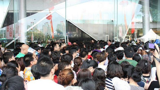 2011年，海南离岛免税试行首日，大量顾客涌入三亚免税店