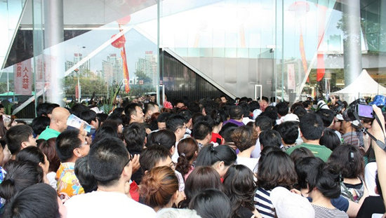 2011年,海南离岛免税试行首日,大量顾客涌入三亚免税店