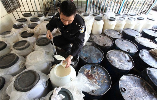 图为2012年台州黄岩警方检查封存查货的地沟油