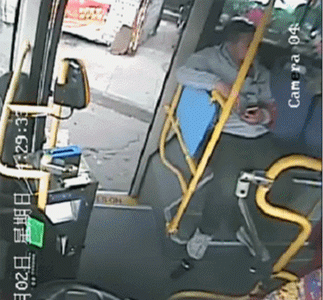 台州醉酒女乘客掌掴公交司机 称打你怎么了
