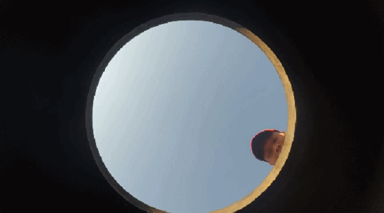 健身房室外版本 软妹子翻起上百斤的大轮胎