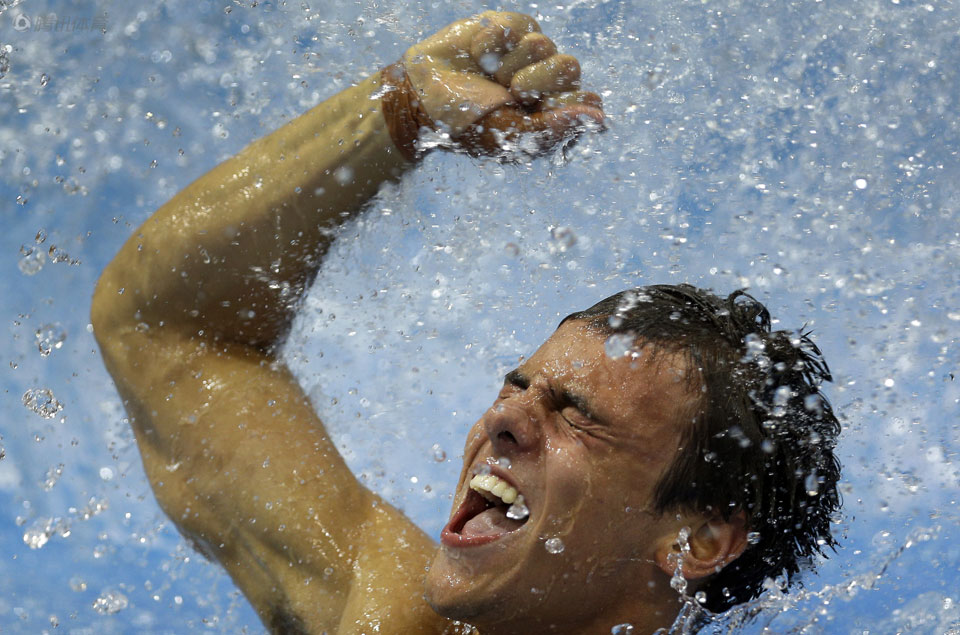8月11日,英国选手戴利庆祝夺得男子跳水10米台夺得铜牌