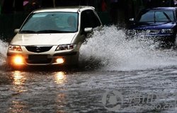 落雨大水浸街 怎样防止汽车涉水