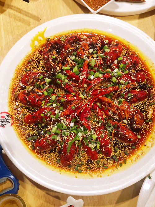 张虾子凉拌小龙虾搭卤拼配啤酒,都是最资格的九街宵夜_大渝网_腾讯网