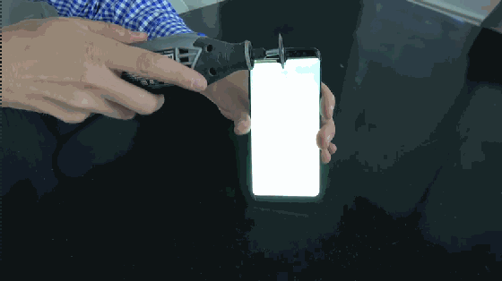 震惊全球60亿人 三星s8被电锯锯开竟然会这样