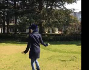 孙俪在草坪上扭屁股乱舞 娘娘被邓超附体了?